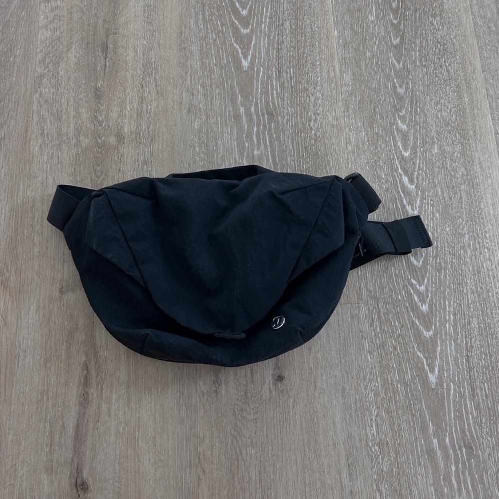 Lululemon curved crossbody 3L bag